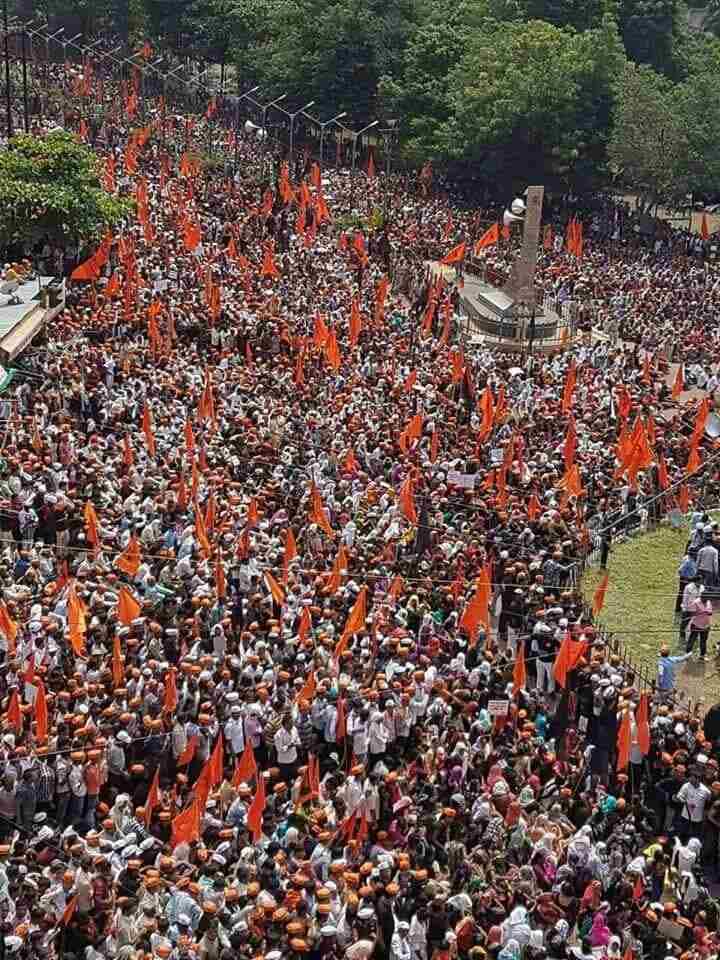 धुळे शहरातील या मूक मोर्चाला मोठ्या प्रमाणावर नागरिक उपस्थित होते. 