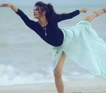 अभिनेत्री जॅकलिन बनली योगा ट्रेनर!