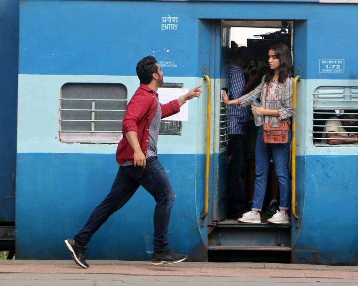 'आशिकी 2' सिनेमाचे दिग्दर्शक मोहित सूरी या सिनेमाचं दिग्दर्शन करत आहेत.