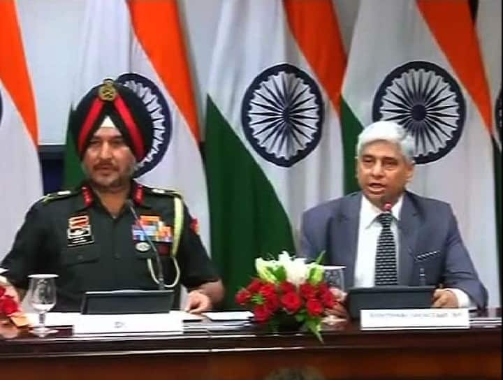“कालच दहशतवादी एलओसी पार करुन भारतात घुसण्याच्या तयारीत होते. मात्र त्याची कुणकूण भारताला लागली. भारतीय जवानांनी थेट पाकव्याप्त काश्मीरमध्ये घुसून अतिरेक्यांचा खात्मा केला”, असं रणबीर सिंह म्हणाले.