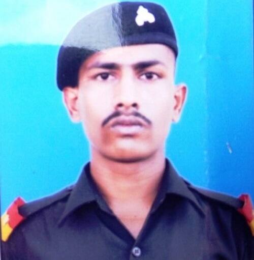 पाकिस्तानी लष्कराच्या हाती लागलेला जवान धुळ्याचा Indian Soldier Chandu Chavan Who Cross Loc Is From Maharashtra पाकिस्तानी लष्कराच्या हाती लागलेला जवान धुळ्याचा