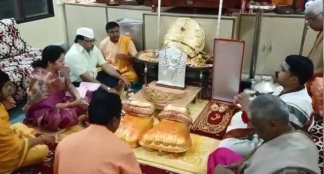 आज सकाळी नाशिकच्या वणी गडावर सप्तश्रृंगी देवीची अलंकार महापुजा करण्यात आली. महापुजेनंतर सप्तश्रृंगीच्या पहिल्या दर्शनासाठी भाविकांनी सकाळपासून रांगा लावलेल्या आहेत. नवरात्रीनिमित्त सप्तश्रृंगी मंदिराला आकर्षक सजावट करण्यात आली असून, पुढचे नऊ दिवस विविध कार्यक्रमांचं आयोजन करण्यात आली.