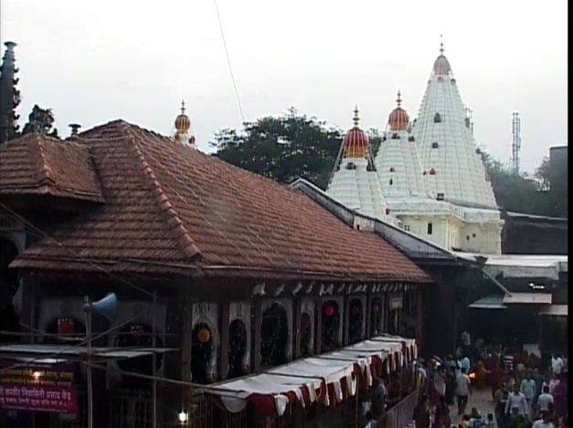 नवरात्रीनिमित्त पोलिसांचा कडेकोट बंदोबस्त ठेवण्यात आला आहे. मंदिर परिसरावर 70 हुन अधिक सीसीटीव्ही कॅमेऱ्याची नजर आहे. तसेच 500 हुन अधिक पोलीस कर्मचारी तैनात ठेवण्यात आल्या आहेत. तसेच अंबाबाई मंदिराला NDRF चे सुरक्षा कवच दिले आहे.
