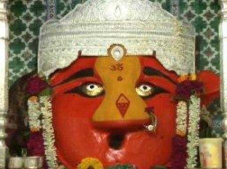 माहूर नगरी नवरात्रौत्सवासाठी माहुरगडावर जय्यत तयारी झालीय.भाविकांच्या सोयीसाठी गडावर जाण्यासाठी विशेष गाड्यांची सोय करण्यात आली आहे. तसंच दर्शन मार्गावर सगळीकडे स्क्रीन लावण्यात आल्या आहेत. जेणेकरून भाविकांना रांगेत असतानाही रेणुका देवीचं दर्शन घेता येईल. गडावर 24 तास रुग्णालय आणि रुग्णवाहिकेची देखील सोय करण्यात आली आहे. दर्शन घेऊन बाहेर पडण्याच्या मार्गावर मंदिर संस्थान तर्फे अन्नछत्र चालवण्यात येणार आहे.