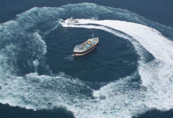 Coast Guard Found Suspicious Boat Near Gujrat गुजरातमध्ये किनाऱ्याजवळ संशयास्पद बोट, बोटीतील सर्वजण ताब्यात