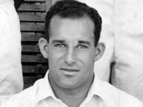 1961मध्ये वेस्ट इंडिजचा विकेटकीपर फलंदाज जॅरी एलेक्झेंडर यांनी कसोटी क्रिकेटमध्ये केला होता.