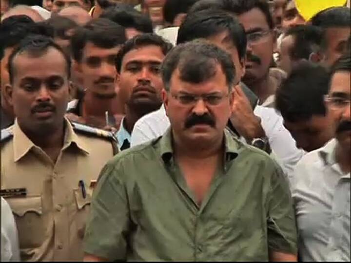 या मोर्चात राष्ट्रवादीचे विविध पदाधिकारी सहभागी झाले आहेत. आमदार जितेंद्र आव्हाड आणि विरोधी पक्ष नेते धनंजय मुंडेही या मोर्चात सहभागी झाले आहेत.