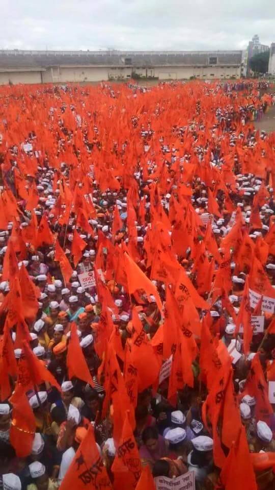 मराठा मूकमोर्चाचं वादळ आज साताऱ्यात धडकलं. साताऱ्यातील शाहू स्टेडियमपासून या मोर्चाला सुरुवात करण्यात आली. साताऱ्यातील राष्ट्रवादी काँग्रेसचे खासदार उदयनराजे भोसलेदेखील या मोर्चात सहभागी झाले.