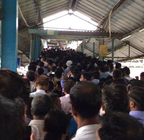 ऐन गर्दीच्या वेळी हार्बर मार्गावर लोकलचा खोळंबा