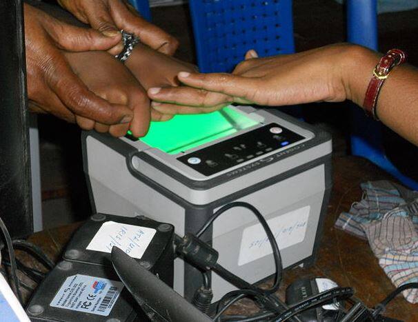 तसेच यामुळे आधार कार्डच्या माध्यमातून केले जाणारे आर्थिक व्यवहार अधिकच सुरक्षित होणार आहेत. कारण केंद्र सरकारने यासाठी फिंगर प्रिंट, आयरिस स्कॅनिंग आणि OTP सारख्या सुविधा जोडल्या आहेत.