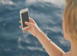 या तीन गोष्टी सोशल मीडियावर कधीही शेअर करु नका!