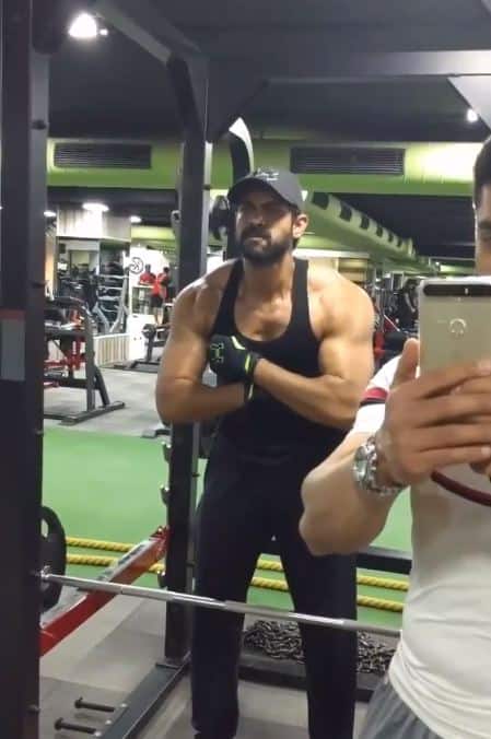 आता चाहत्यांची आणखी उत्सुकता वाढवण्यासाठी सिनेमातील महत्त्वाचं पात्र भल्लालदेव अर्थात राणा दग्गुबतीने एक फोटो पोस्ट केला आहे.