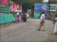 उपराष्ट्रपतींना कचरा दिसू नये म्हणून पुण्यात रस्त्यालगत पडदे