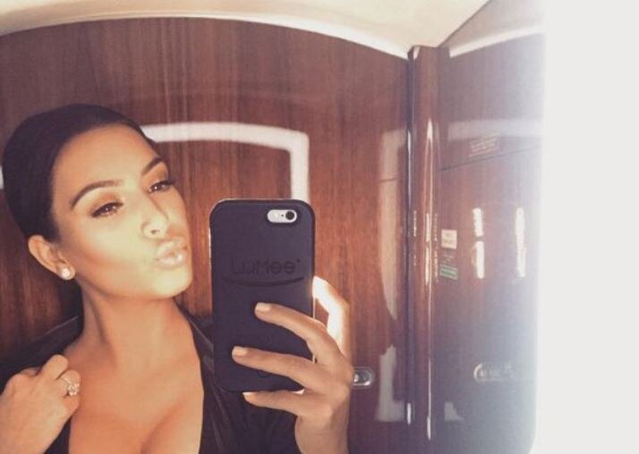 पॅरिस फॅशन वीकसाठी आलेली किम कर्दाशियन ज्या हॉटेलमध्ये थांबली होती. तिथे पोलिसांच्या यूनिफॉर्मधील दोघा अज्ञातांनी किमच्या डोक्यावर बंदूक रोखली.