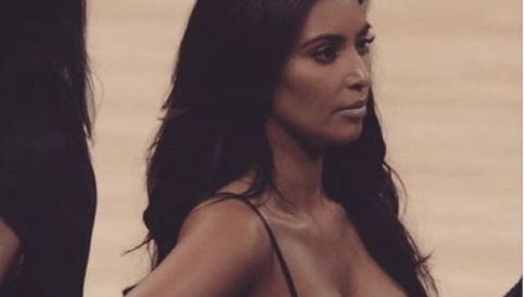 यावेळी किम आणि त्या अज्ञात व्यक्तींमध्ये झटापट झाली.