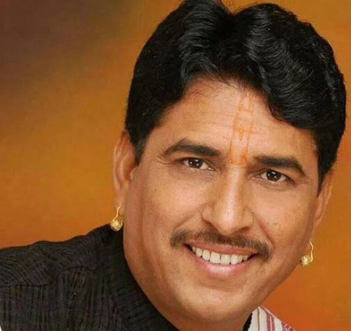 तो ठराव ग्रामसभेचा नाही -  पंकजांच्या भाषणासाठी दोन-तीनशे ग्रामसभांनी ठराव केल्याचं सांगितलं जातं. मात्र ते ठराव ग्रामसभांनी नाही तर सरपंचांनी केले आहेत. ज्यावेळी ते लोक निवदेन देण्यास आले होते, त्यावेळी त्यांना भक्तांनी रोखलं होतं. माझं मत आहे की भक्तांचा मान पंकजांनी ठेवला पाहिजे. भक्त विरोध करत आहेत हे त्यांनी लक्षात घ्यायला हवं, असं नामदेवशास्त्री म्हणाले. 