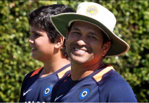 अर्जुन डावखुरा फलंदाज असून तो मध्यम गती गोलंदाज आहे.