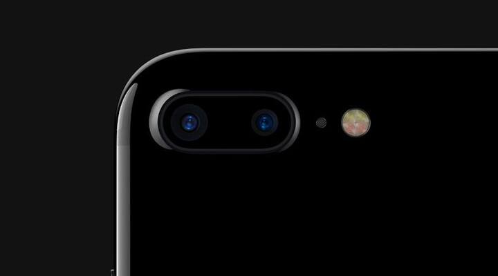 ऑनलाईन शॉपिंग वेबसाईट फ्लिपकार्टवर आयफोन 7 आणि आयफोन प्लसच्या खरेदीवर एक्सचेंज ऑफरही देणार आहे. एक्सचेंज ऑफरमध्ये ब्रॅण्ड व्ह्ल्यूनुसार 24,500 रुपयापर्यंत सूट मिळू शकते. तर अमेझॉनवर देखील 16,000 पर्यंत एक्सचेंज ऑफर देण्यात आली आहे. 