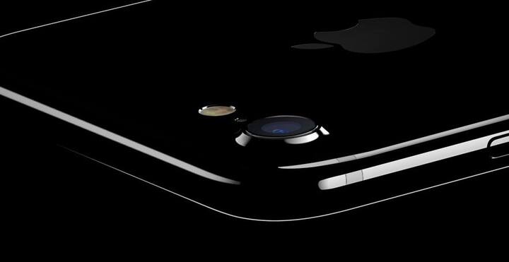 फ्लिपकार्ट आणि स्नॅपडीलवर आयफोन तुम्ही ईएमआयवरदेखील खरेदी करु शकता. 2910 रु. डाऊन पेमेंट करुन तुम्ही आयफोन 7 किंवा आयफोन 7प्लस विकत घेऊ शकता. त्यानंतर 3,967 रुपयाचे ईएमआय तुम्हाला भरावा लागणार आहे. 