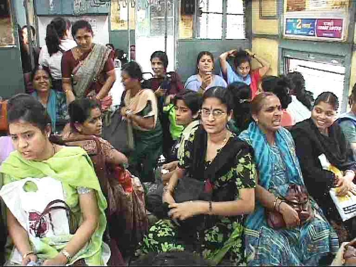 Mumbai Cushion Seats In Local Trains Of Second Class Ladies Compartment मुंबईकर महिलांचा लोकल प्रवास सुखकर, सेकंड क्लास डब्यात कुशन सीट