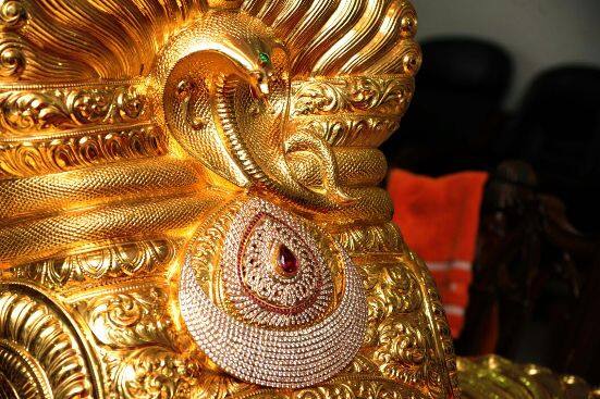 तेलंगणाचे मुख्यमंत्री चंद्रशेखर राव यांनी भद्रकाली मातेच्या चरणी 11 किलो 700 ग्रॅम सोन्याचे दागिने अर्पण केले. 