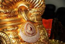 तेलंगणाच्या मुख्यमंत्र्यांकडून मातेच्या चरणी 11 किलो सोनं अर्पण