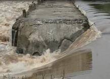 सोलापुरात बंधारा फुटला, महाड दुर्घटनेची पुनरावृत्ती टळली