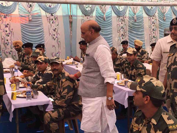 जैसलमेरमधून राजनाथ सिंह यांनी बारमेर येथील बीएसएफच्या चौकीवर जाऊन जवानांशी संवाद साधला. 