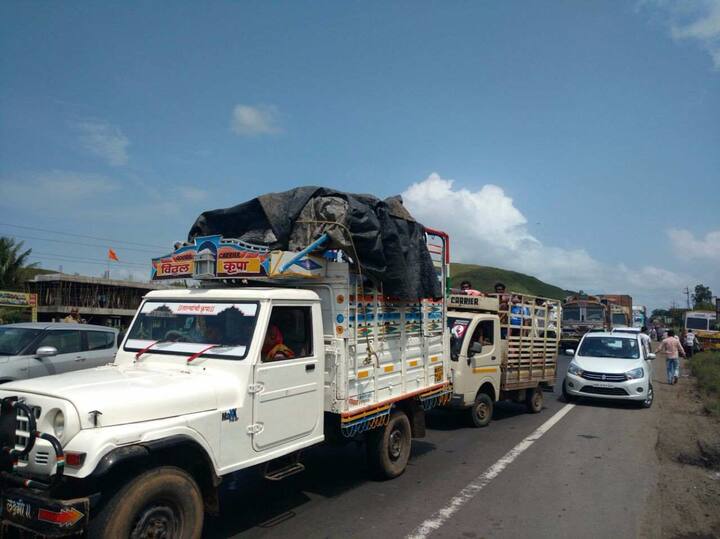 वडगाव परिसरातील संतप्त नागरिकांनी मुंबई-आग्रा हायवे रोखून धरला. 