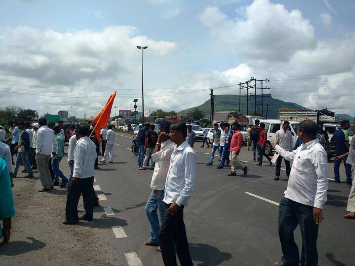 नागरिकांच्या जमावामुळे महामार्गावरील वाहतूक खोळंबली. 