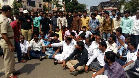 नाशिकच्या वडगावमध्ये अल्पवयीन मुलीवर अतिप्रसंगाचा प्रयत्न, नागरिकांचा रास्तारोको नाशिकच्या वडगावमध्ये अल्पवयीन मुलीवर अतिप्रसंगाचा प्रयत्न, नागरिकांचा रास्तारोको