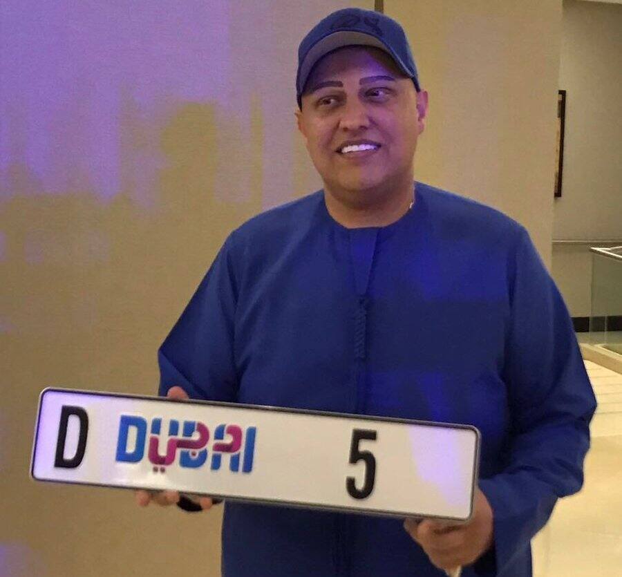 Indian Business Pays 60 Crore For Unique Number Plate गाडीला आवडता नंबर घेण्यासाठी तब्बल 60 कोटींची बोली