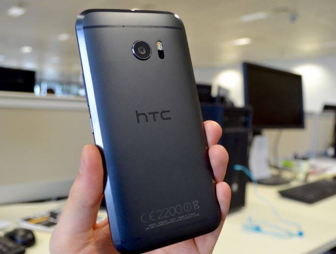 फिंगरप्रिंट स्कॅनरसह HTC 10 मध्ये कनेक्टीव्हीटीसाठी ब्ल्यूटूथ 4.0, वायफाय 802.11, हे फीचर्स आहेत. 