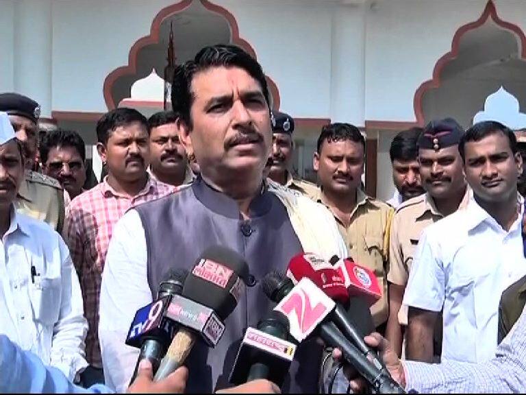 Namdev Shastri Invites Pankaja Munde For Lunch At Bhagwan Gad पंकजांनी गडावर यावं, माहेरचे दोन घास खावेत : नामदेव शास्त्री