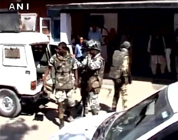 Attack On Crpf Soldiers In Sopia Jammu Kashmir जम्मू-काश्मिरमधील शोपियामध्ये सीआरपीएफवर ग्रेनेड हल्ला