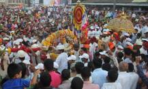 कोल्हापूरच्या शाही दसऱ्यात सोन्याची लयलूट