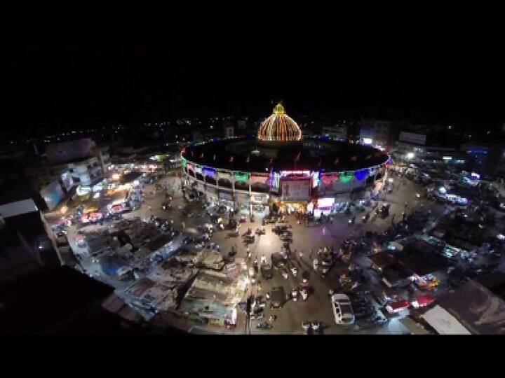 लातूरमधील गंजगोलाई देवीच्या मंदिरात दसऱ्यानिमित्त आकर्षक रोषणाई करण्यात आली होती. 