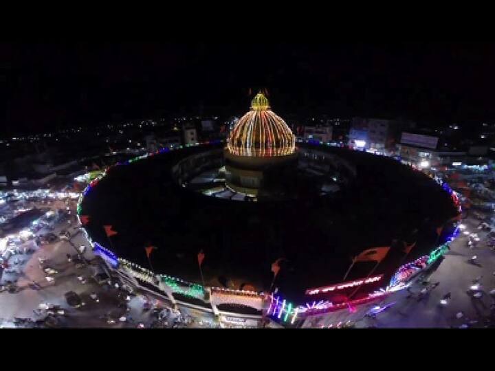 गंजगोलाई देवीचं भव्य मंदिर आकर्षक रोषणाईनं लखलखून निघालं.