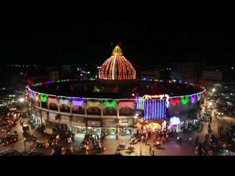 लातूरमधील गंजगोलाई मंदिरावरील आकर्षक रोषणाईची दृष्यं लातूरमधील गंजगोलाई मंदिरावरील आकर्षक रोषणाईची दृष्यं