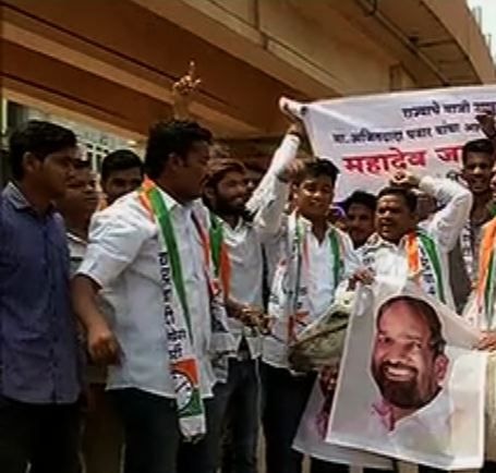 Angry Responses Between Mahadev Jankar Supporters And Ncp Workers जानकरांच्या विधानानंतर राष्ट्रवादी-रासप कार्यकर्त्यांमध्ये घमासान
