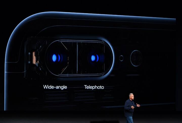 आयफोन 6 एस आणि आयफोन 6 एस प्लसप्रमाणेच नव्या स्मार्टफोनमध्ये 12 मेगापिक्सेलचा कॅमेरा देण्यात आला आहे. पूर्वीच्या तुलनेत या कॅमेराच्या क्वॉलिटीमध्ये चांगले बदल दिसतील. तसेच दोन्ही फोनमध्ये ऑप्टिकल इमेज स्टॅबिलायझेशनचा वापर करण्यात आला आहे. तर आयफोन 7 प्लसमध्ये दोन रिअर कॅमेरे देण्यात आले आहेत. आयफोन 7 आणि आयफोन 7 प्लसमध्ये 7 मेगापिक्सेलचा फ्रंट एचडी कॅमेरा देण्यात आला आहे.