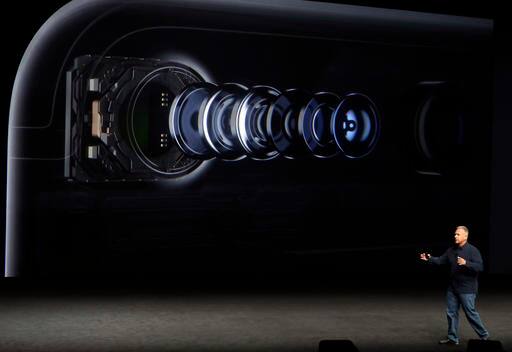 आयफोन 7 आणि आयफोन 7 प्लस या नव्या स्मार्टफोनचा लूक आणि डिझाइनमध्ये कोणतेही नवे बदल नाहीत. या दोन्ही स्मार्टफोनचा लूक आयफोन 6 एस आणि आयफोन 6 प्लससारखाच आहे. या नव्या मॉडेलमध्ये काही ठराविक बदल करण्यात आले आहेत. उदा. स्टेरीओ स्पीकर, 7 प्लसमध्ये ड्यूअल रिअर कॅमेरा इत्यादीमध्ये बदल करण्यात आले आहेत.