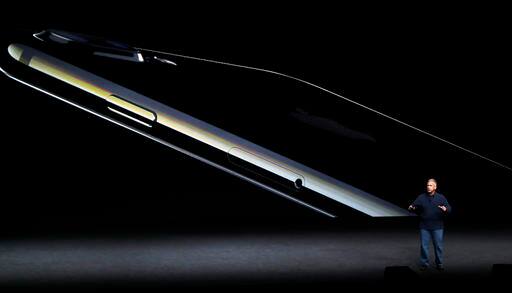 आयफोन 7 च्या रॅममध्ये कोणताही बदल करण्यात आलेला नसून आयफोन 6 एस प्रमाणेच 2 जीबी रॅम देण्यात आली आहे. मात्र, आयफोन 7 प्लसमध्ये पूर्वीच्या तुलनेत 3 जीबी रॅम देण्यात आली आहे.