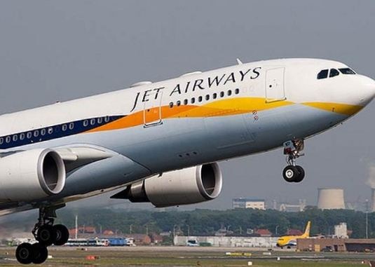 Jet Airways fires pilot couple who fought mid-air on London-Mumbai flight latest update जेट एअरवेजच्या विमानात भांडणाऱ्या वैमानिक दाम्पत्याचं निलंबन