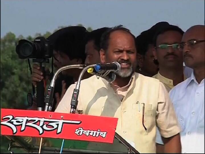 भगवानगडावर भाषण करताना कॅबिनेट मंत्री महादेव जानकर यांनी राष्ट्रवादीचे नेते अजित पवार यांच्यावर आक्षेपार्ह टीका केल्यानंतर त्यांच्याविरोधात तीव्र निषेध करत ठिकठिकाणी आंदोलनं करण्यात आली. तसंच जानकरांना बडतर्फ करण्यात यावं अशीही मागणी करण्यात आली.