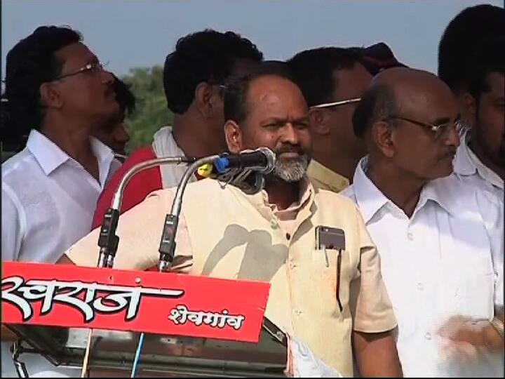 एमएलसी म्हणजे मुख्यमंत्र्यांचा लॉयल चमचा, असा उल्लेख करत महादेव जानकरांनी विधानपरिषद, मुख्यमंत्री आणि विरोधी पक्षनेत्याचा अपमान केला. यासंदर्भात आम्ही राज्यपालांकडे तक्रार करुन त्यांना बडतर्फ करण्याची मागणी करणार आहोत, असंही मुंडे म्हणाले.