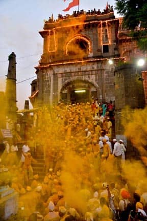 जेजूरी गडावर दरवर्षी मर्दानी दसरा साजरा केला जातो. यावर्षीही गडावर 15 तासांपेक्षा हा सोहळा सुरु होता. (फोटो : विजयकुमार हरिश्चंद्रे)