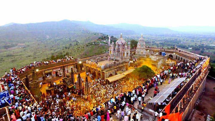 जेजूरी गडाचा परीसर हळदीने माखला होता. (फोटो : विजयकुमार हरिश्चंद्रे)