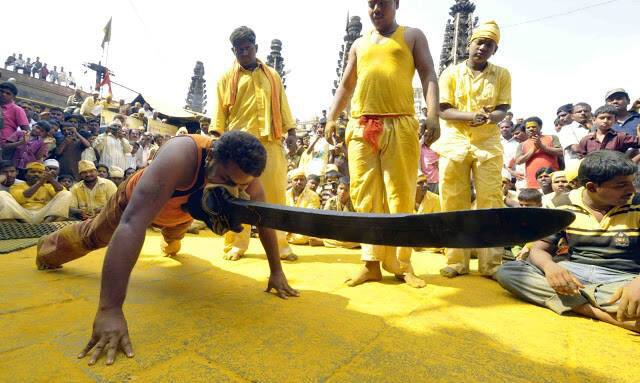 ४२ किलोच्या खंडा तलवारीचे मर्दानी खेळ... (फोटो : विजयकुमार हरिश्चंद्रे)