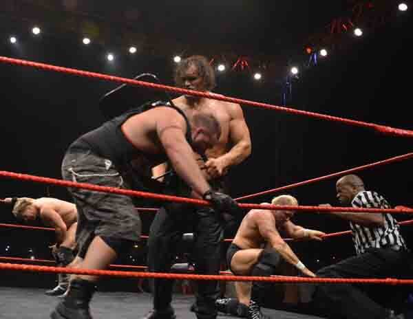 त्यानंतर झालेल्या सामन्यात 10 हजार प्रेक्षकांच्या समोर खलीनं परदेशी पैलवान ब्रोडी स्टील, माइक नोक्स आणि रोब्स राणा यांची यथेच्छ धुलाई केली. 